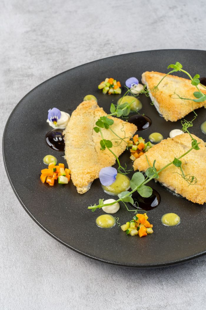 Filetto di pesce impanato con glassa all'aceto balsamico nel menu invernale del ristorante filettè
