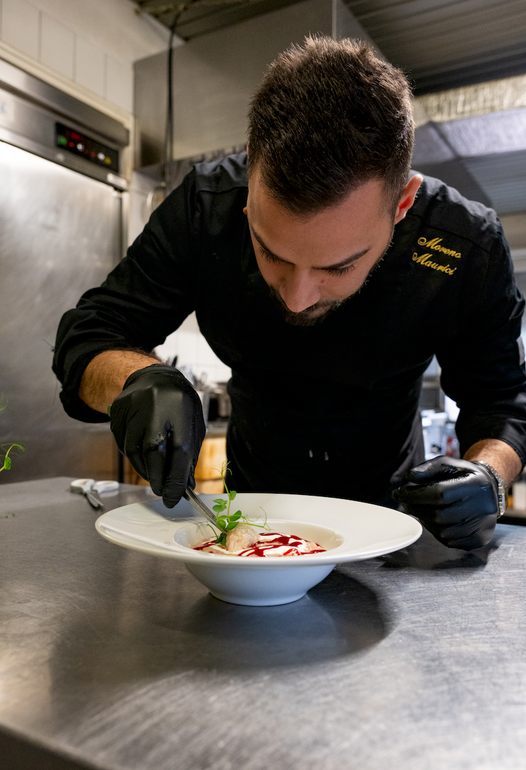 Chef Moreno Maurici durante la preparazione di un piatto nella cucina del Ristorante Filettè