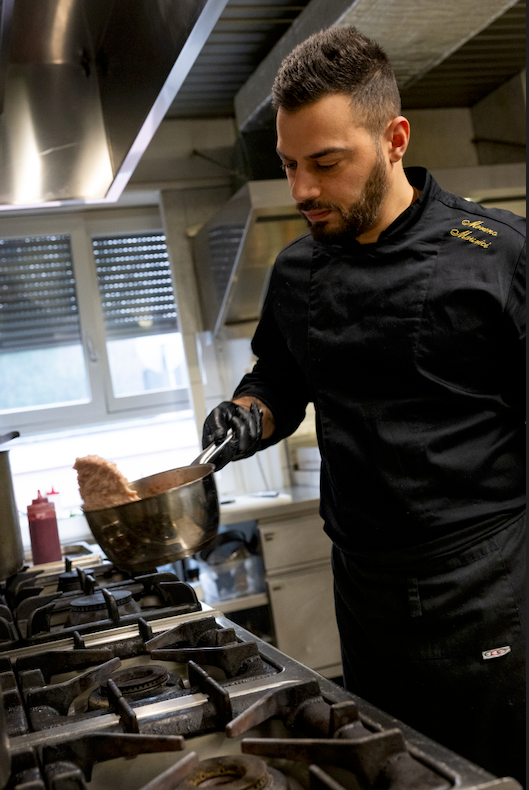 Chef Moreno Maurici durante la preparazione di un risotto presso il Ristorante Filettè di Muzzano
