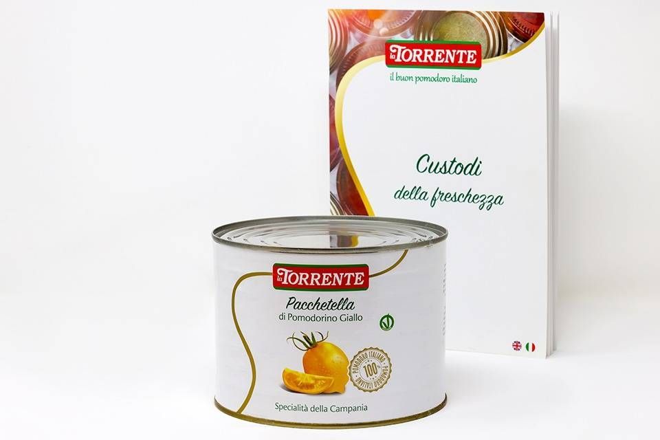 Una lattina di friarielli Torrente e un libretto informativo abbinato con il logo del marchio su sfondo bianco.