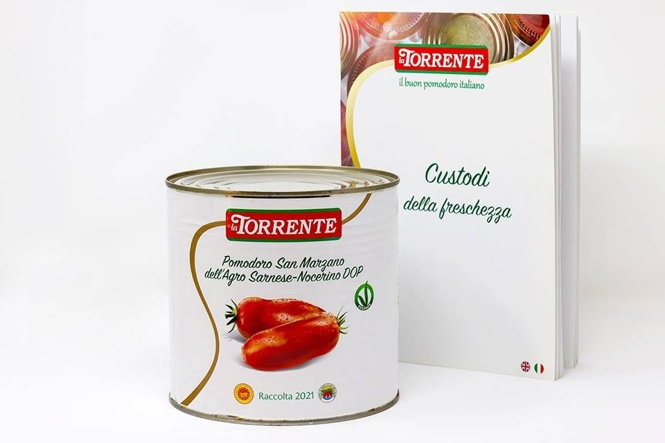 Una lattina di friarielli Torrente e un libretto informativo abbinato con il logo del marchio su sfondo bianco.