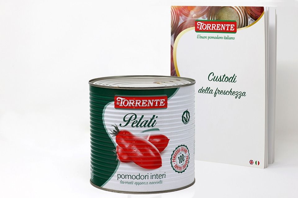 Una lattina di friarielli Torrente e un libretto informativo abbinato con il logo del marchio su sfondo bianco.