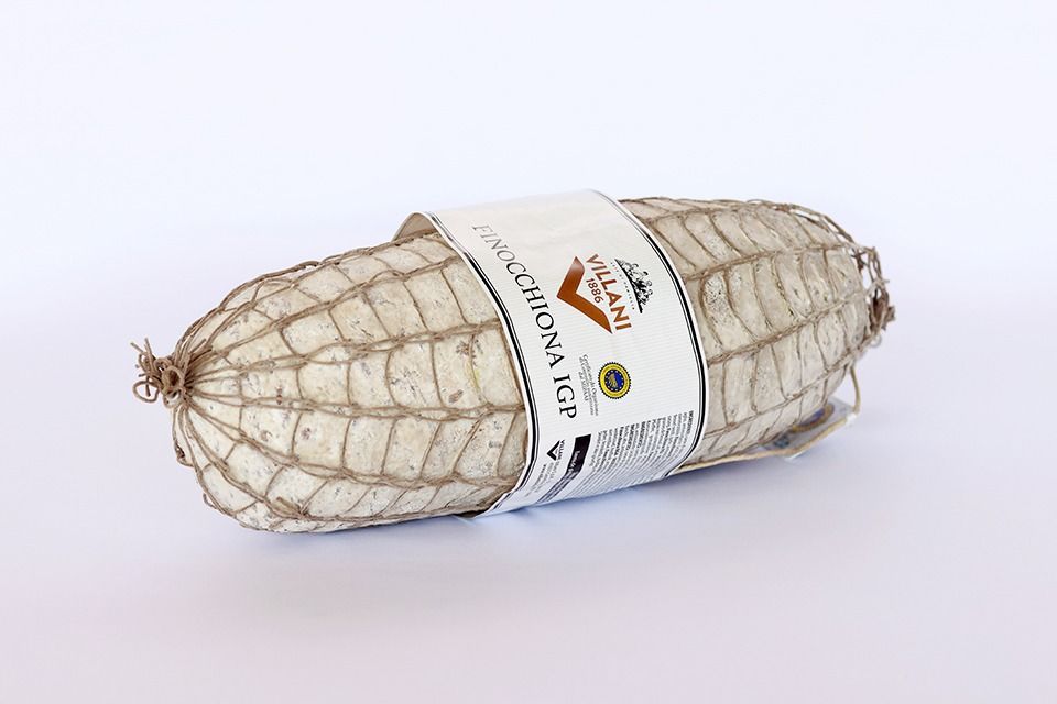 Un sacchetto bianco di farina per pizza Molino Dallagiovanna con il logo di un mulino a vento e l'immagine di una pizza con mozzarella.