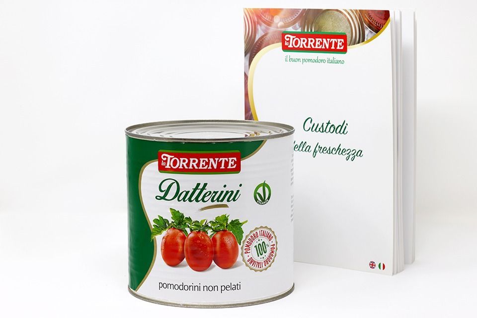 Una lattina di friarielli Torrente e un libretto informativo abbinato con il logo del marchio su sfondo bianco.