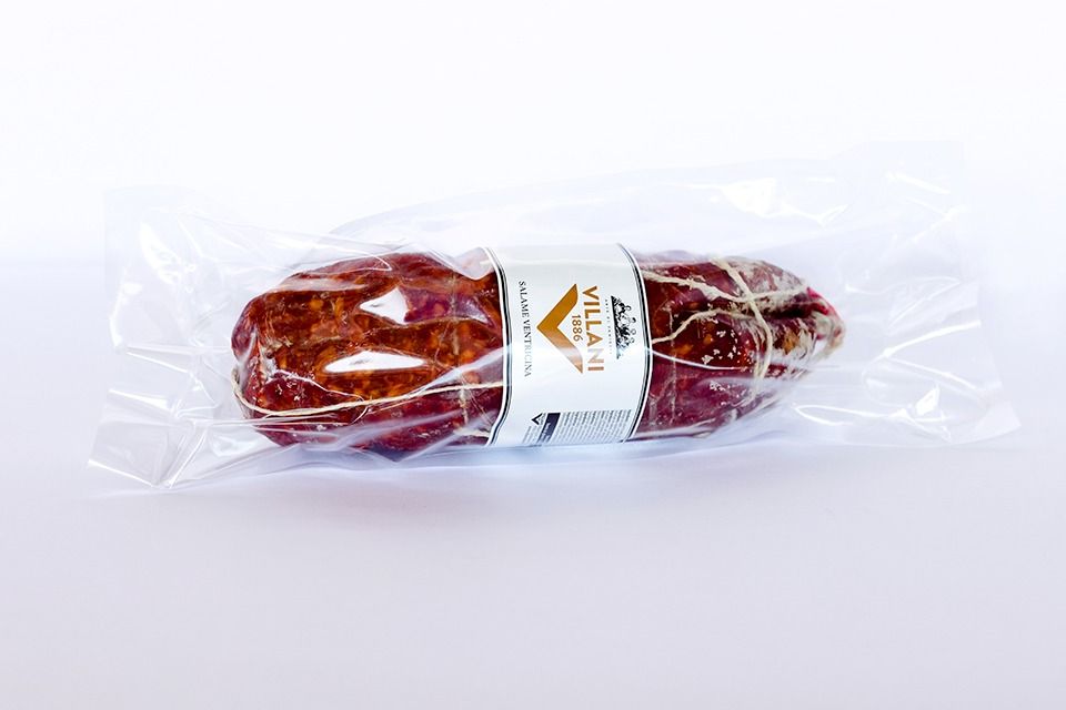 Un vasetto di vetro di crema al tartufo nero ElleEsse con coperchio dorato, su uno sfondo bianco neutro.
