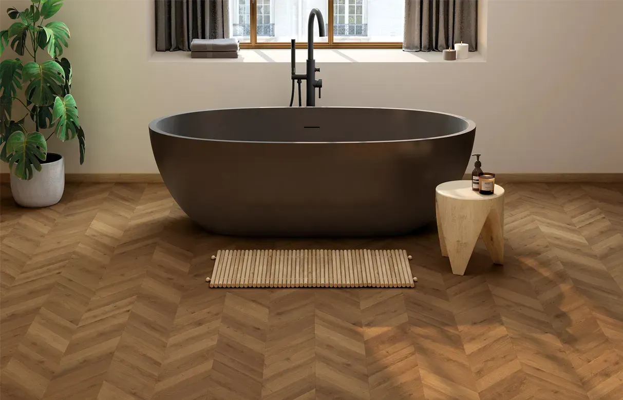 Persona arrodillada, instalando un piso de madera cerca del piso de la cocina con baldosas estampadas; 