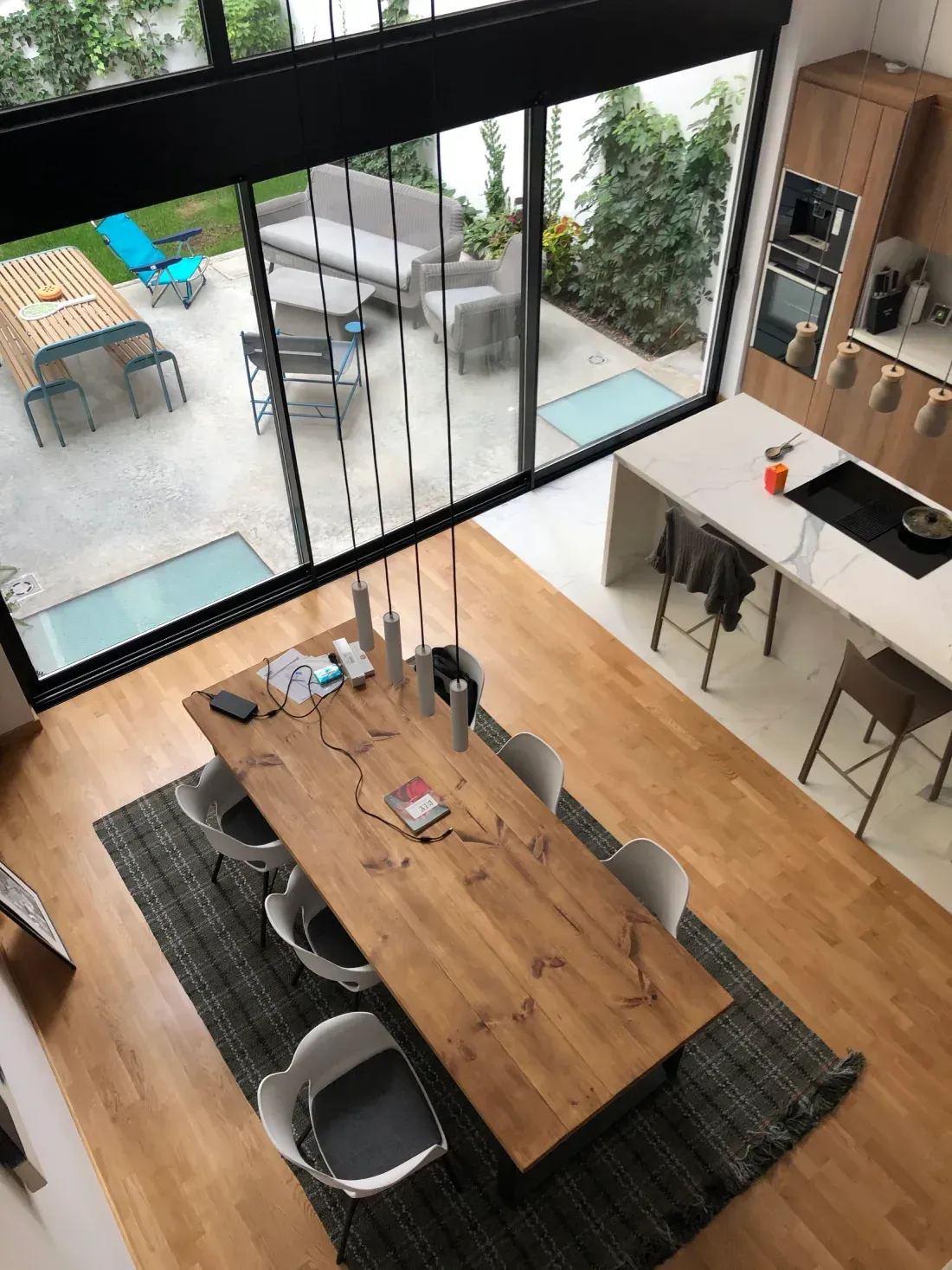 Persona arrodillada, instalando un piso de madera cerca del piso