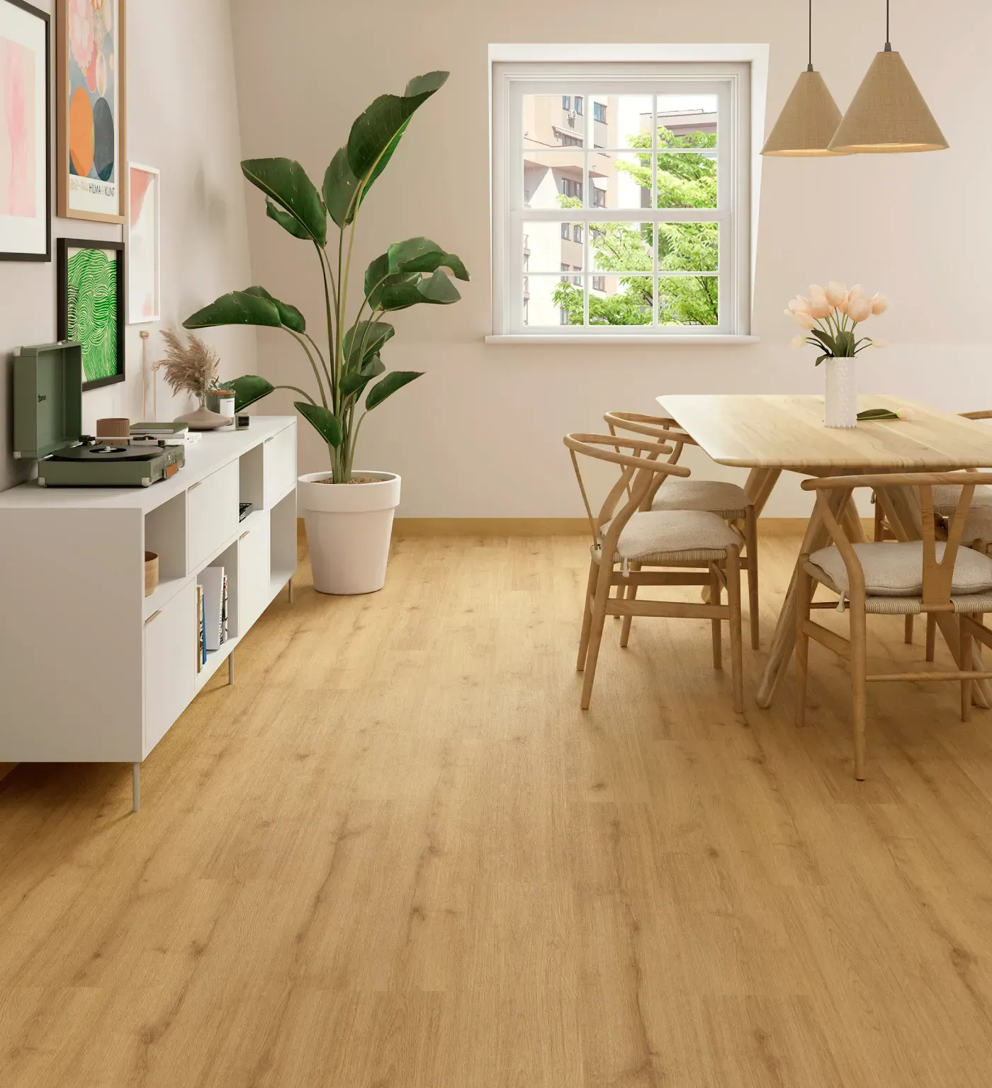 Pasillo blanco con suelo de madera y radiador en la pared. Suelo de baldosas blancas y negras visible a la izquierda.