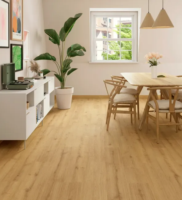 Pasillo blanco con suelo de madera y radiador en la pared. Suelo de baldosas blancas y negras visible a la izquierda.