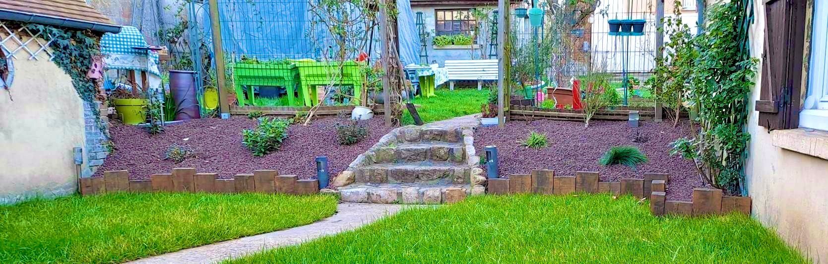 Un jardin après engazonnement et création massif