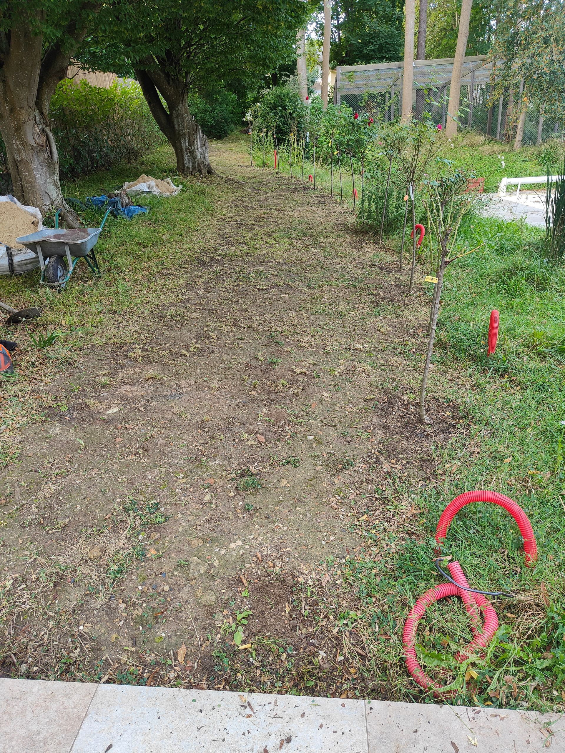 Une allée de jardin avant travaux