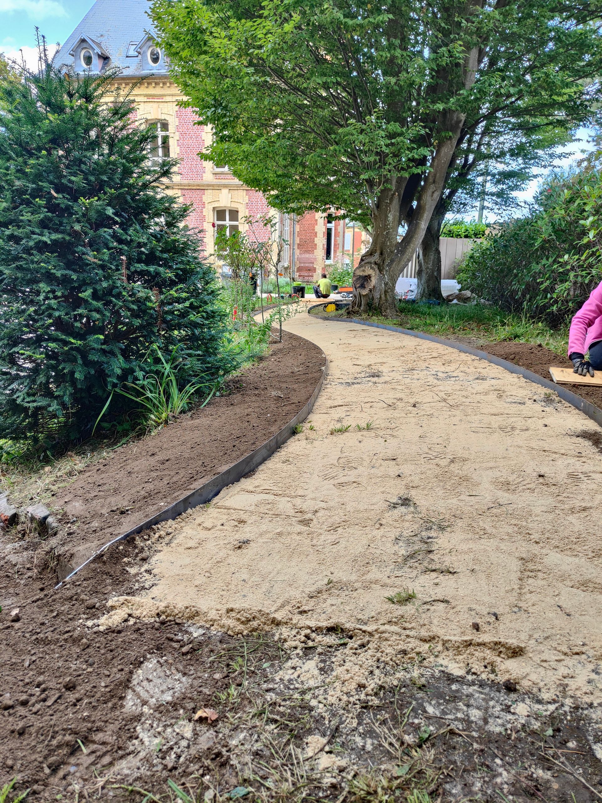 Une allée de jardin en création