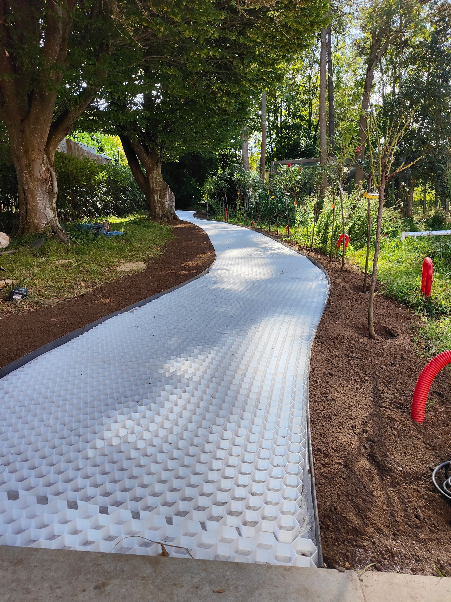 Des travaux de création d'allée de jardin