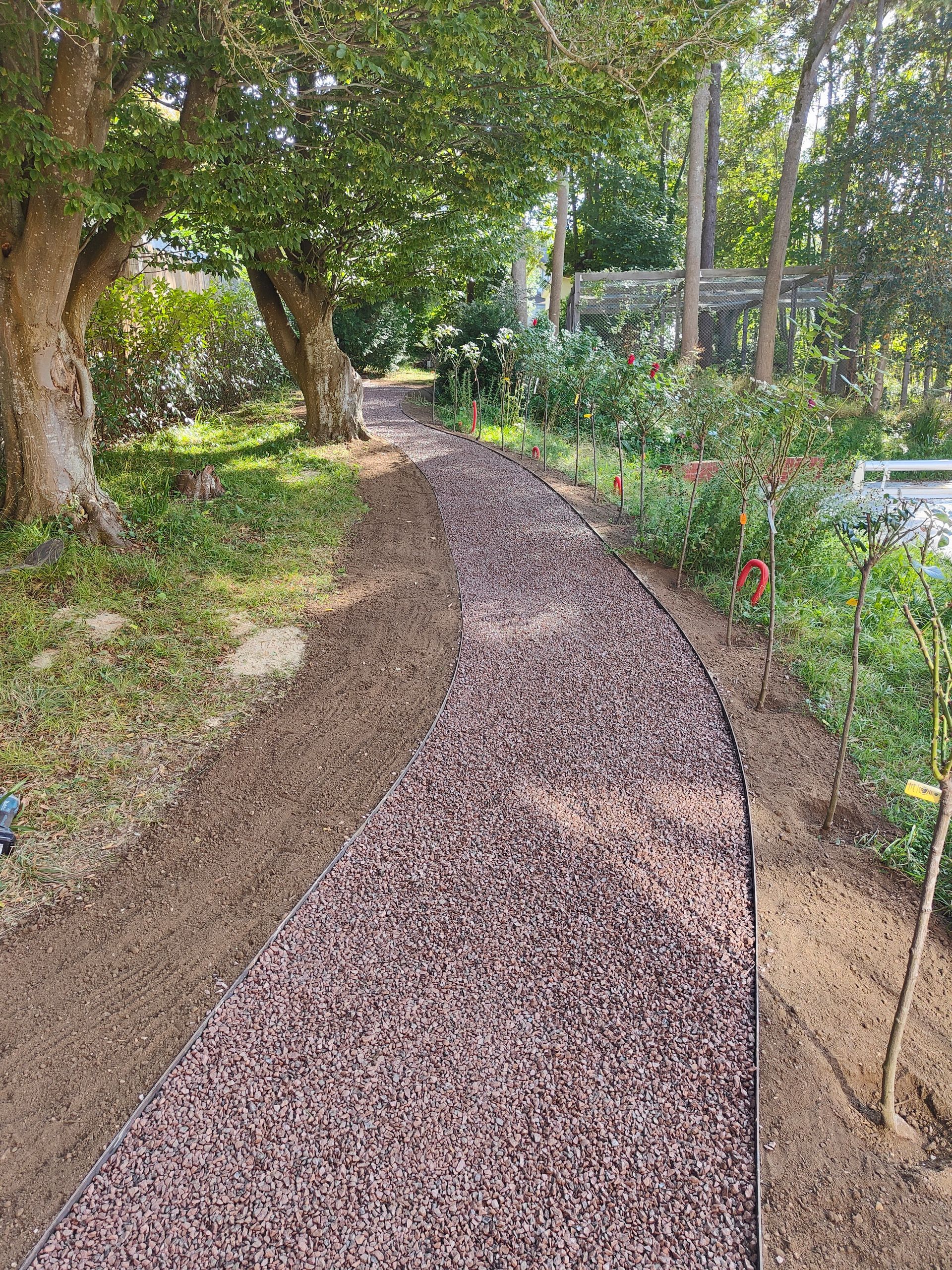 Une allée de jardin gravillonnée