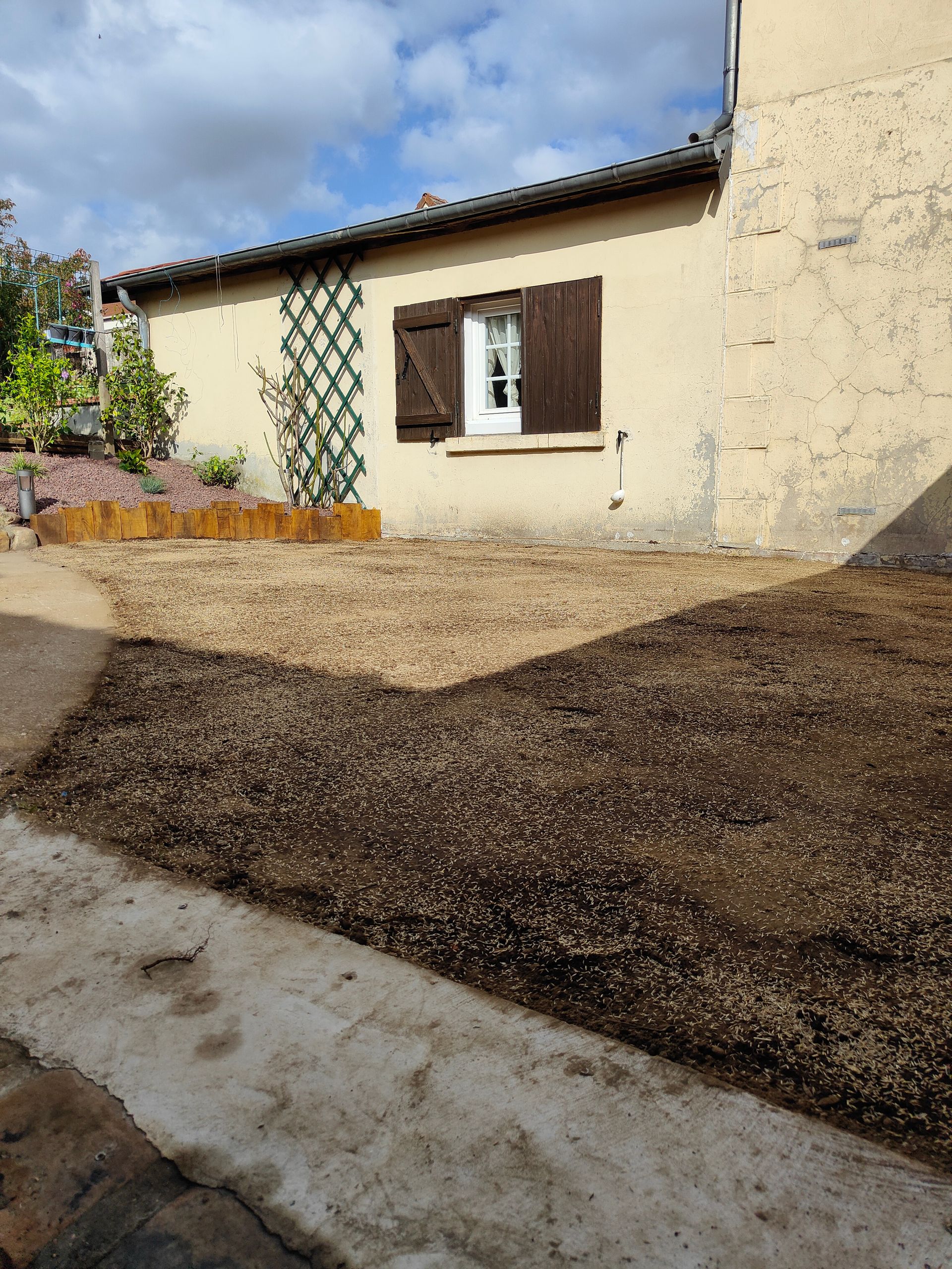 Un jardin après semis de gazon
