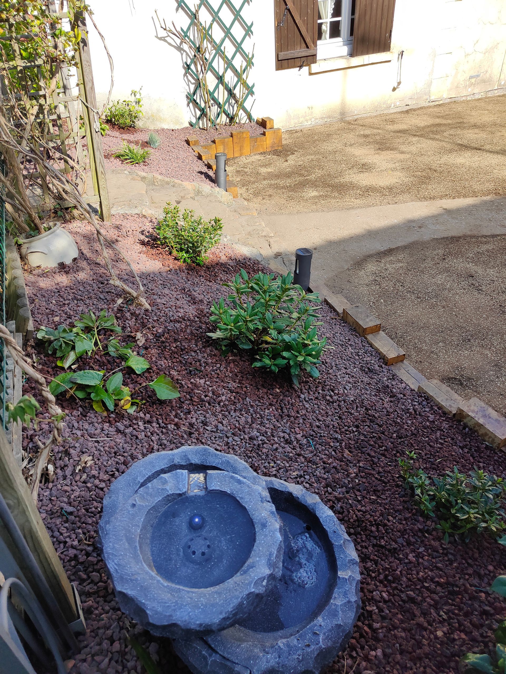 Une fontaine dans un massif paysager