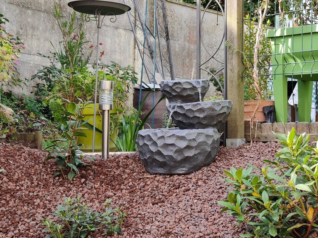 Une fontaine dans un jardin