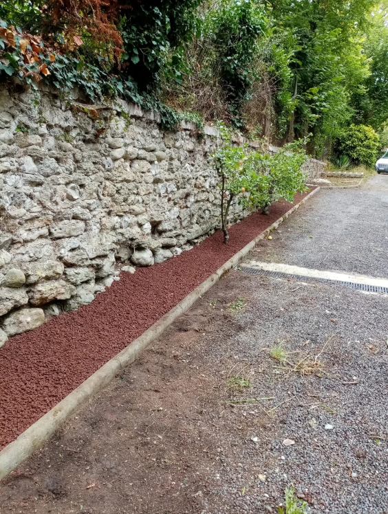 Une bordure de propriété après aménagement