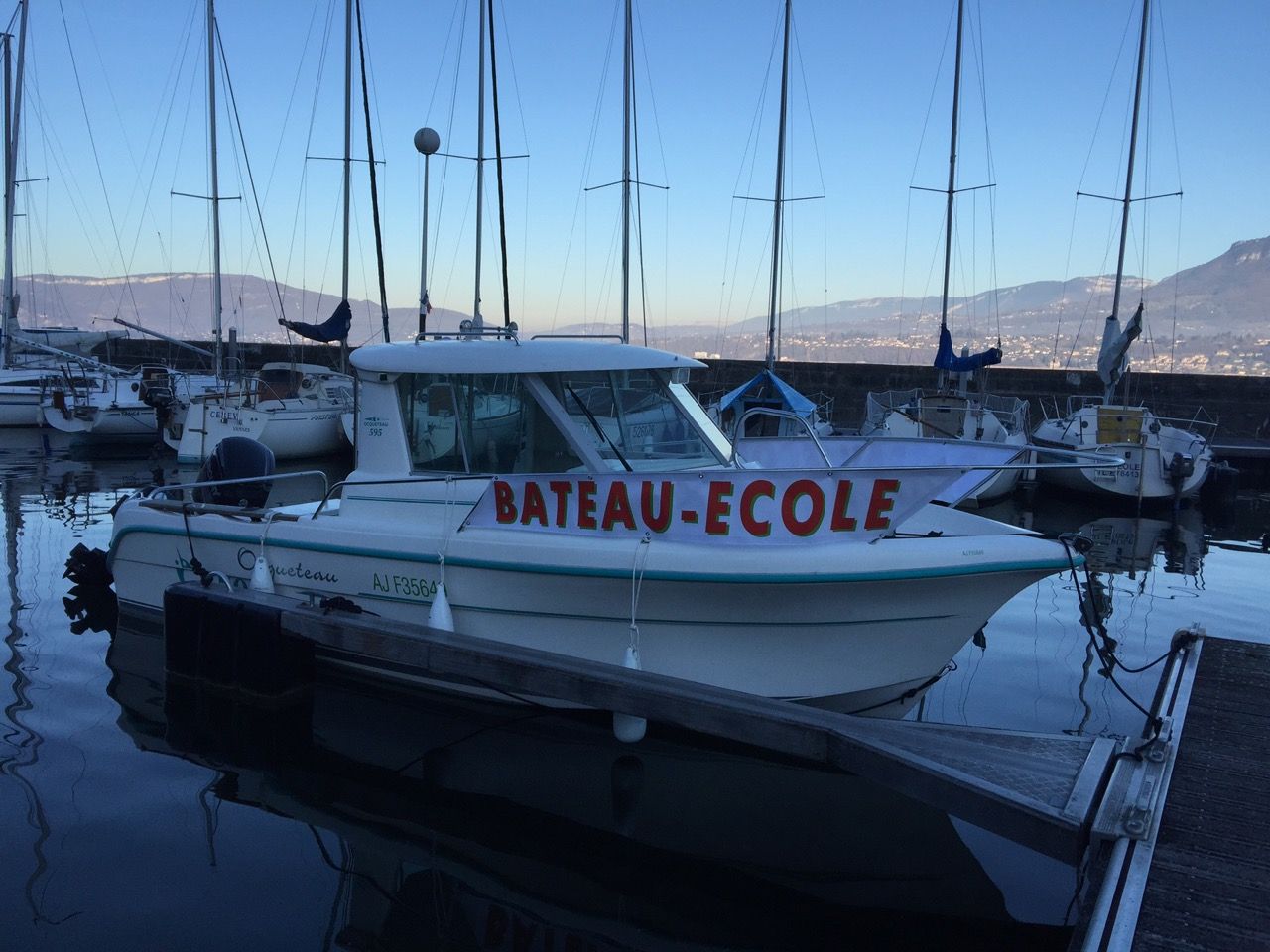 Embarcation du Bateau-École du Granier stationnée au port, utilisée pour les séances pratiques de préparation au permis bateau.