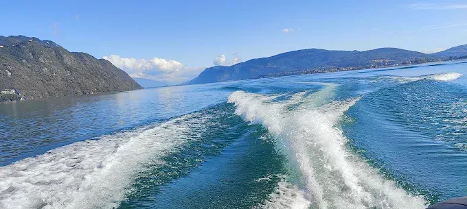 Navigation à grande vitesse sur le lac du Bourget avec vue panoramique sur les reliefs environnants et le sillage laissé par l’embarcation.