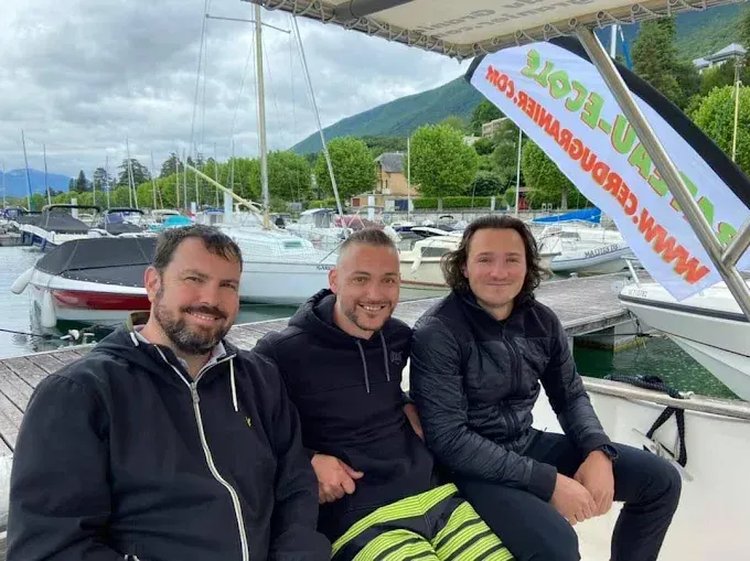 Participants à une formation pratique au permis bateau à bord d’une embarcation du Bateau-École du Granier, amarrée dans un port de plaisance.