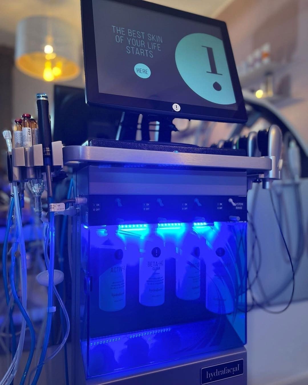 Ein Computermonitor steht auf einer Maschine
