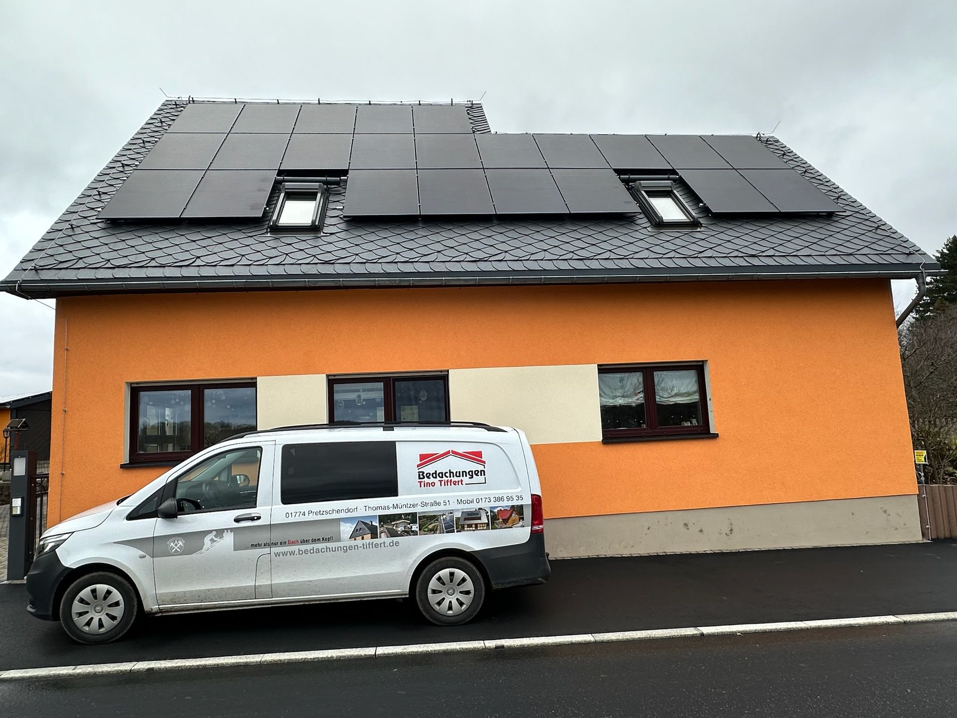 Orangenes Haus mit Solar