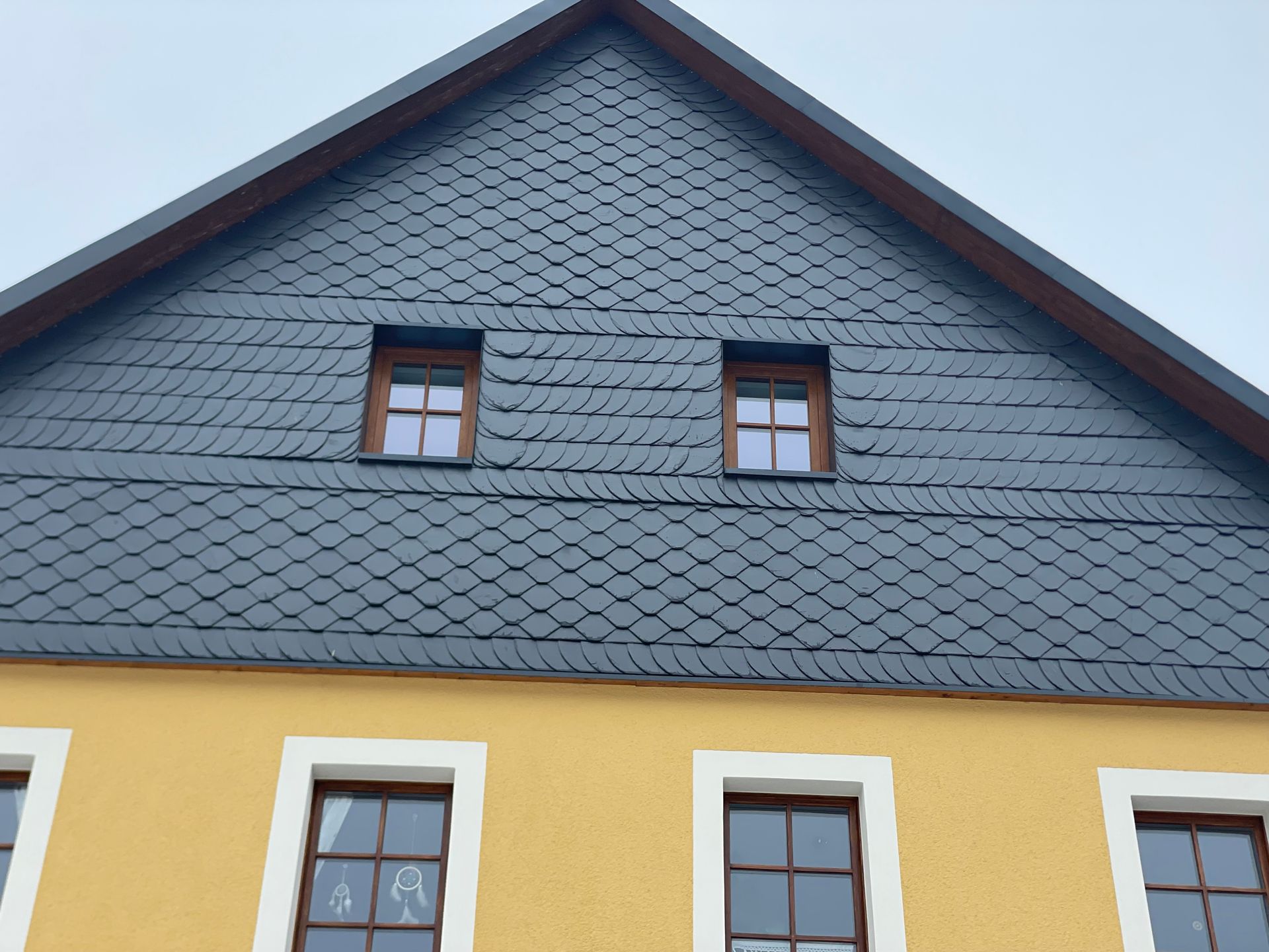 Gelbes Haus mit schwarzen Akzenten
