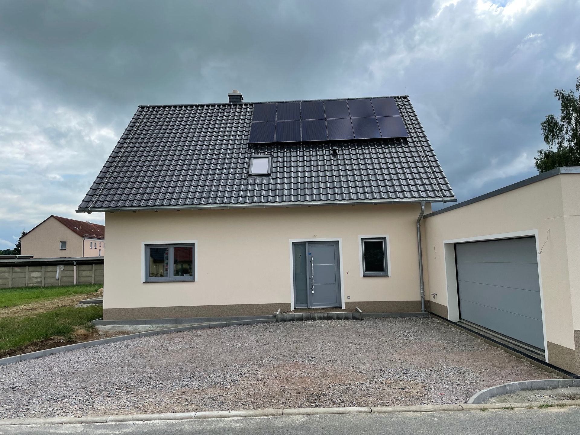 Beiges Haus mit Solar