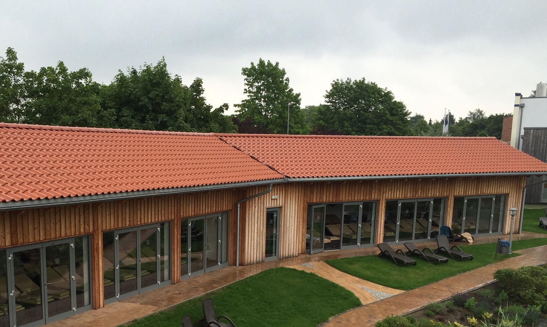Haus mit Holzverkleidung