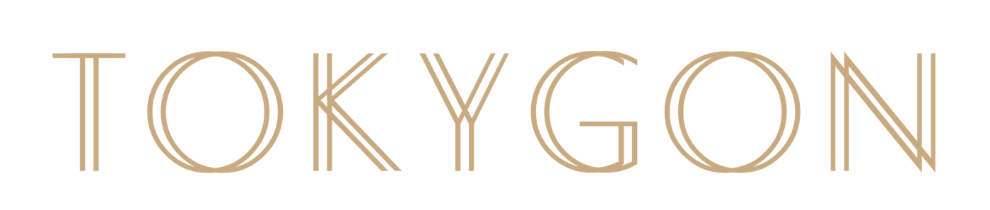 TOKYGON-Logo in goldener Schrift auf weißem Hintergrund.