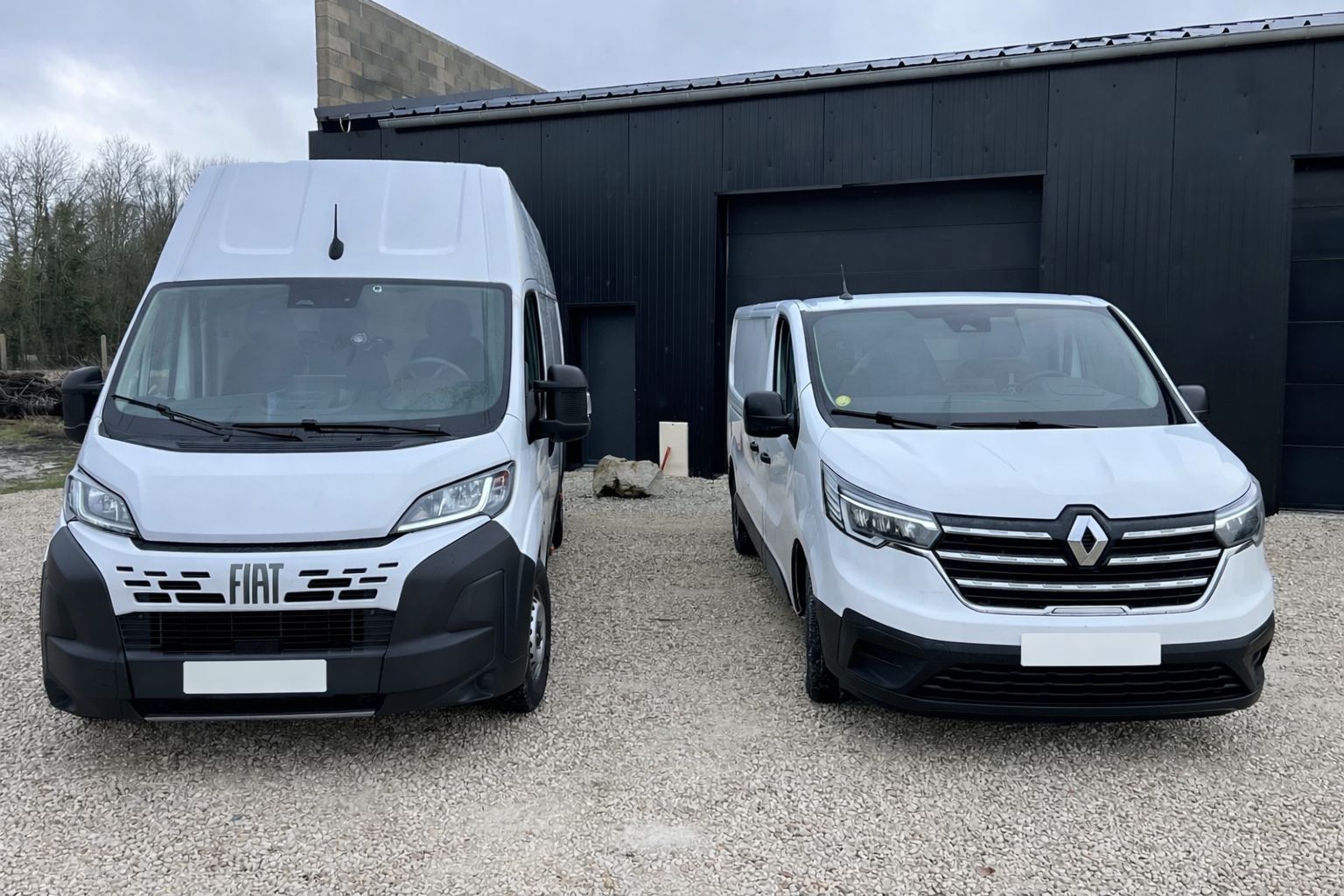 Deux véhicules blancs vus de face.