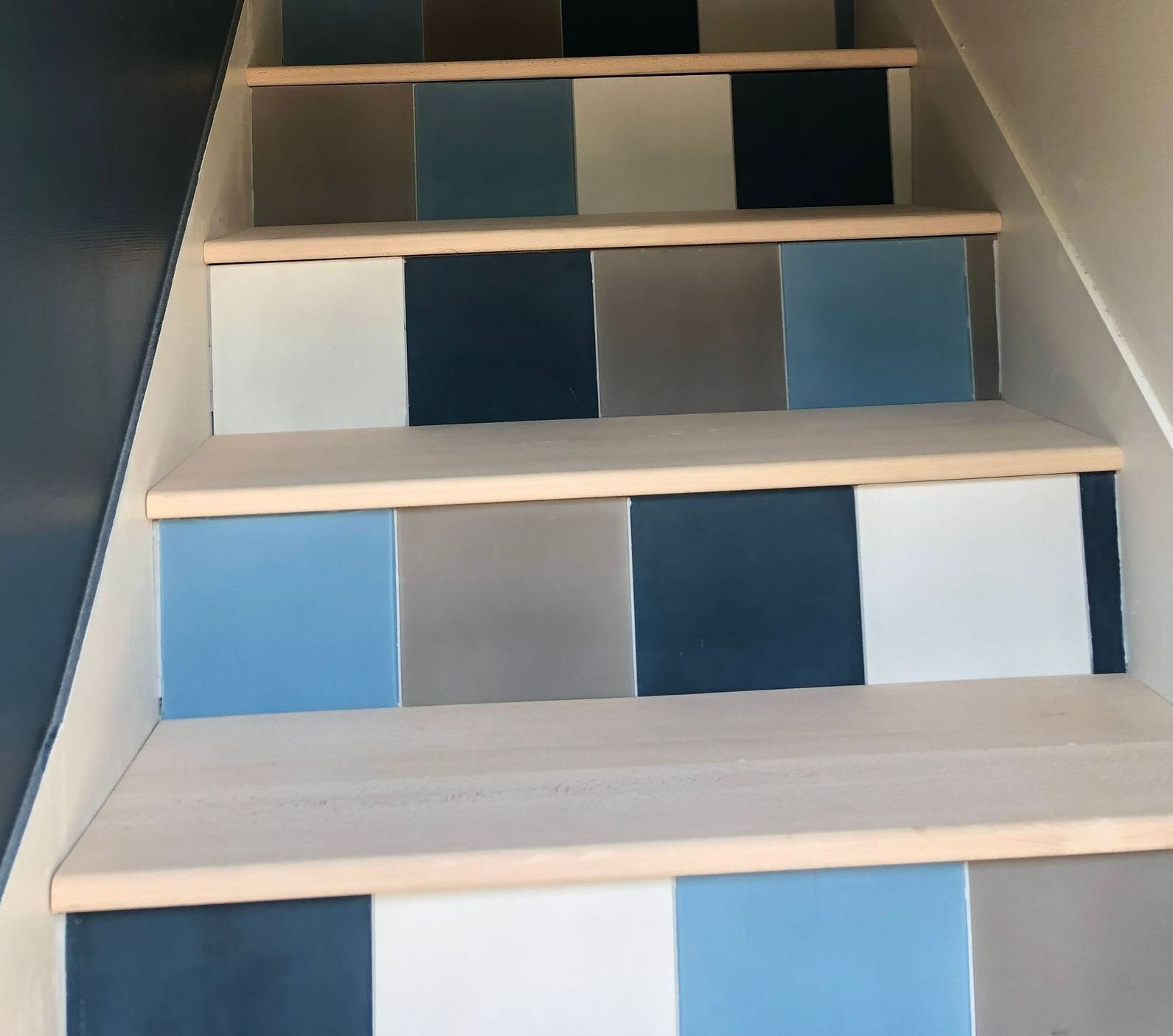 Photo de carreaux de ciment sur les contremarches d'un escalier