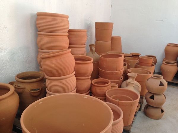 Muchas ollas de barro están apiladas una encima de otra