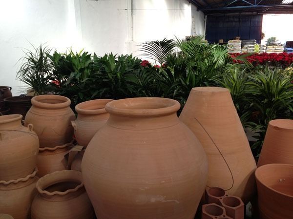 Un montón de ollas de barro están apiladas una encima de otra