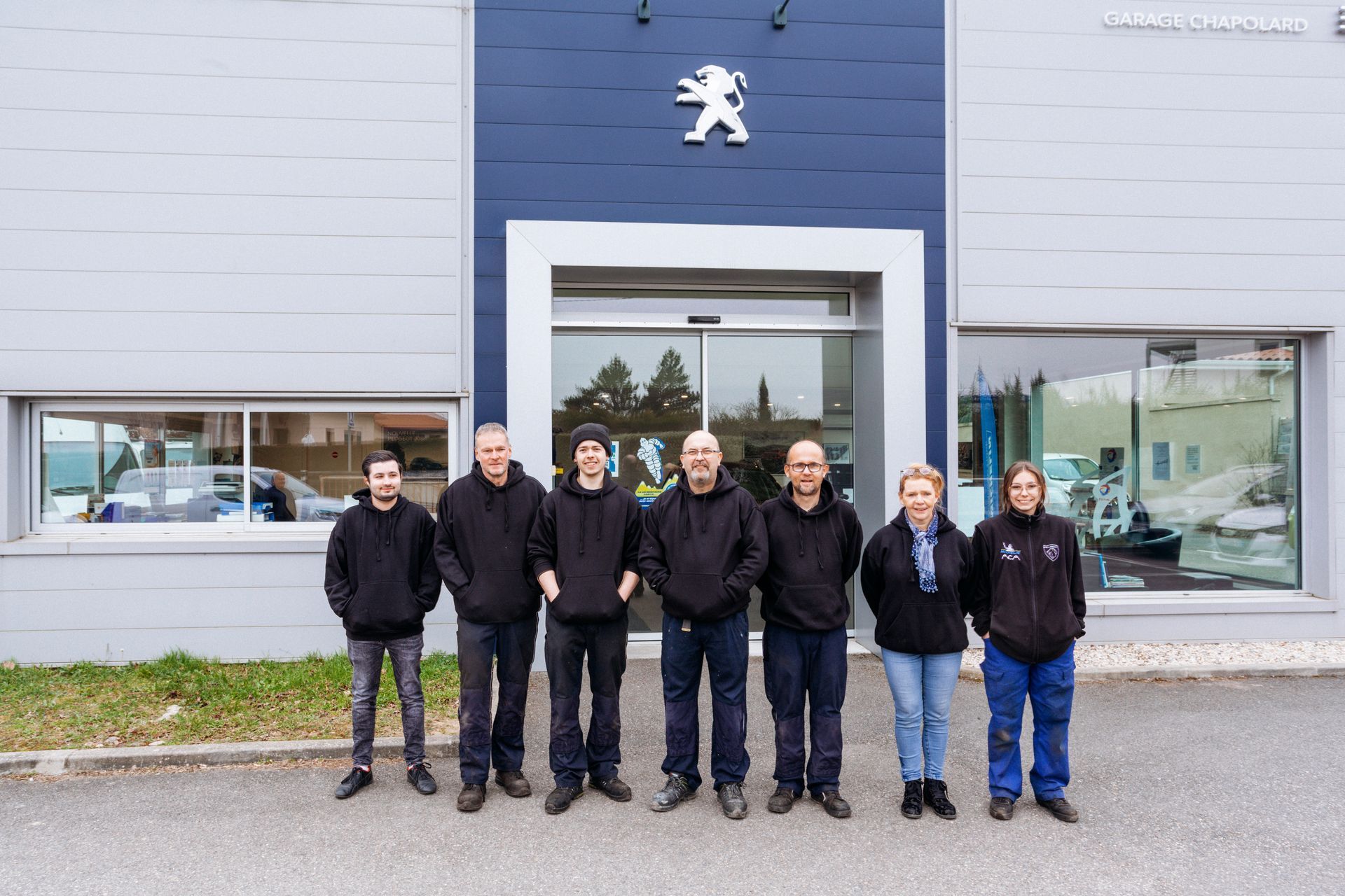 L'équipe du garage Chapolard devant la façade