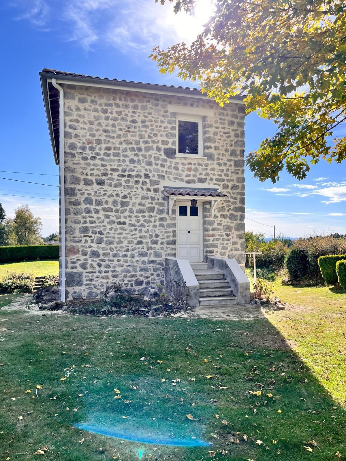 Façade avant de maison en pierres