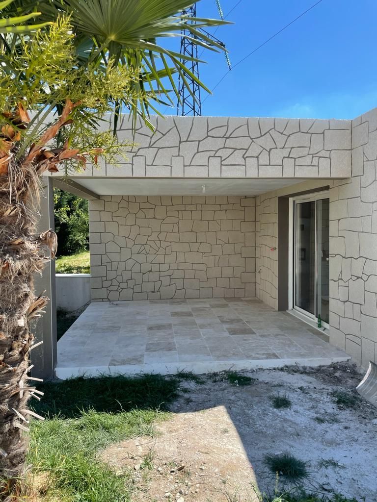 Façade maison en pierre