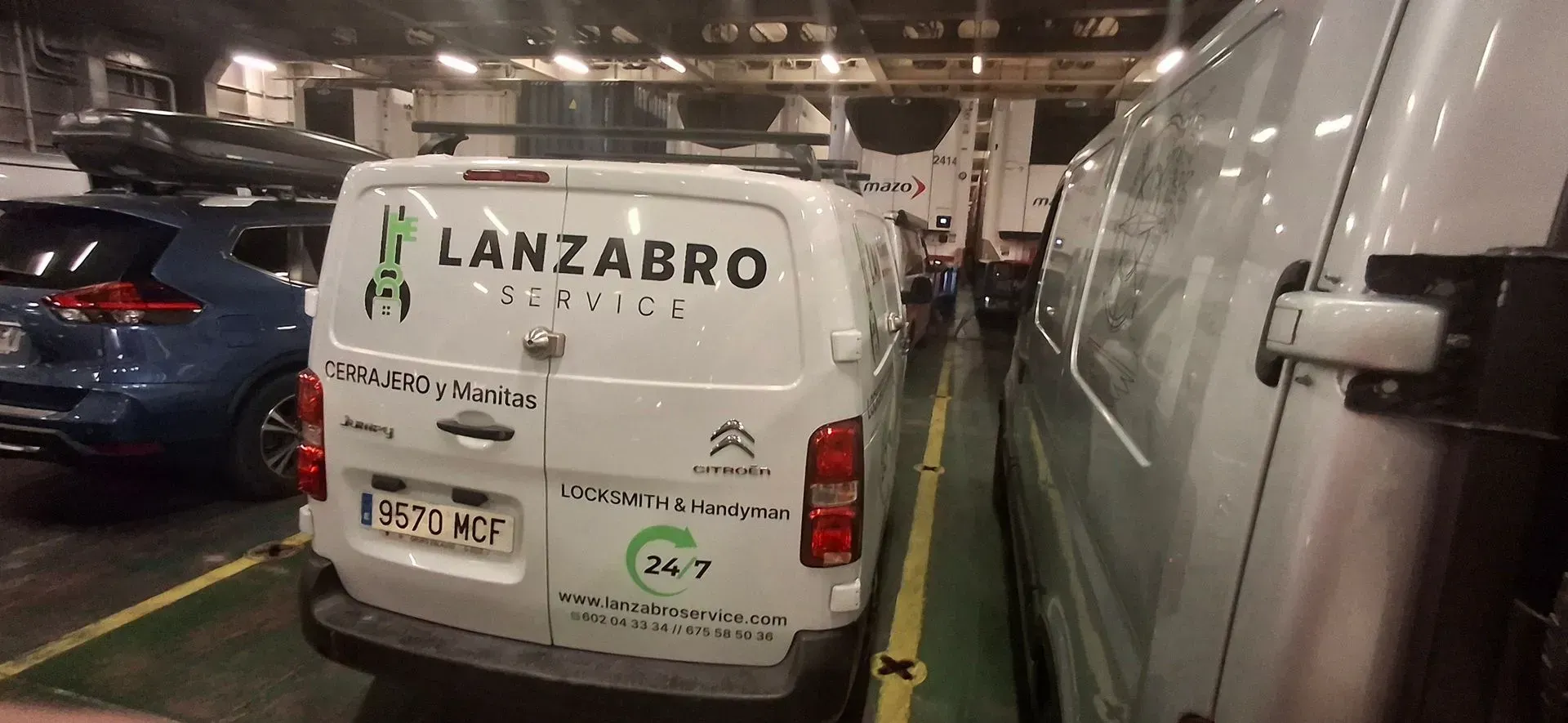 Una furgoneta de carga blanca con la marca 