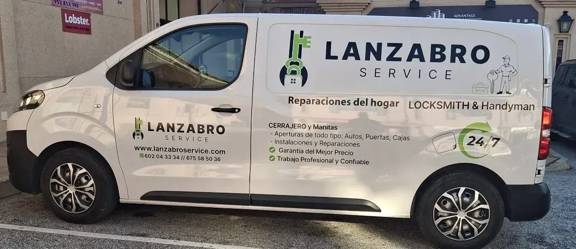 Una furgoneta de servicio blanca aparcada en el exterior, con la marca 