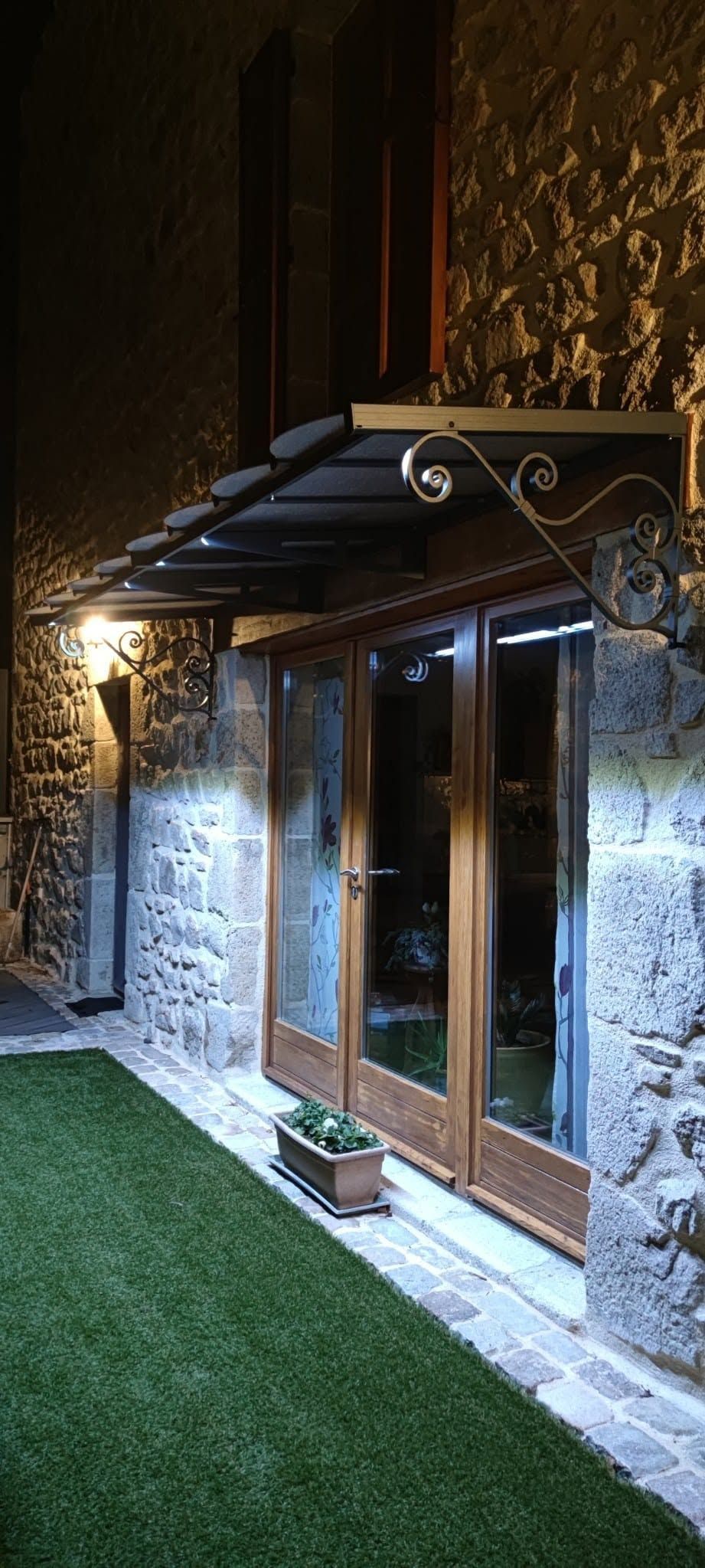 Chambre lumineuse avec deux lits verts, parquet et placards ouverts près d'une fenêtre