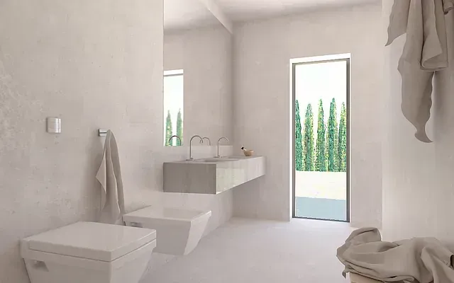 Un baño con inodoro, lavabo, espejo y ventana.