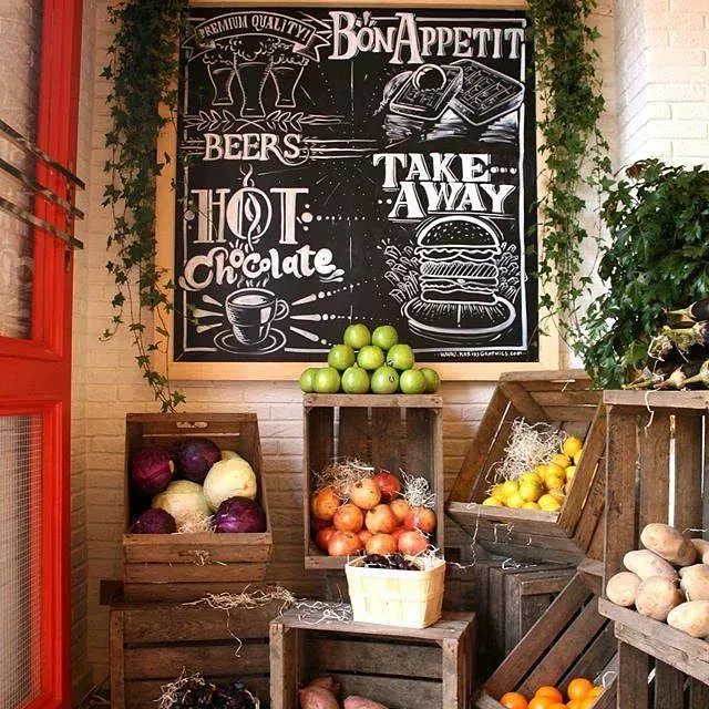 Una pizarra que dice 