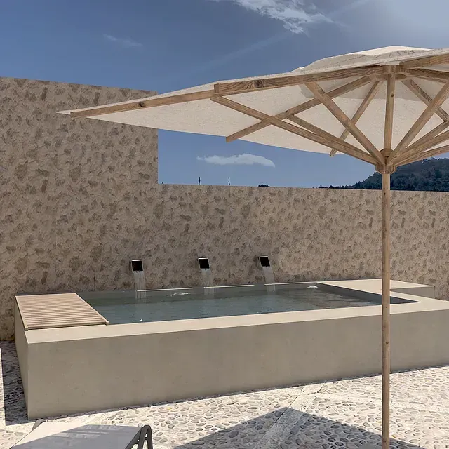 Una gran piscina con una sombrilla delante de ella.