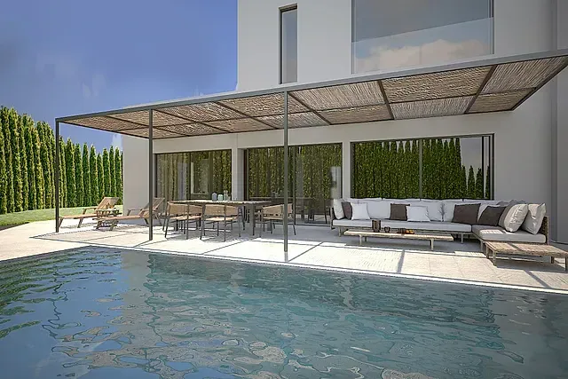 Hay una piscina en el patio trasero de una casa.