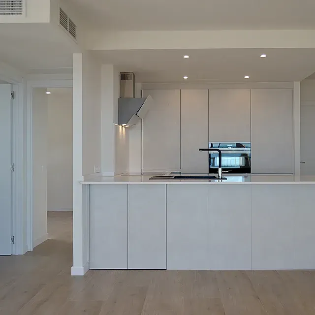 Hay una gran isla en el medio de la cocina.