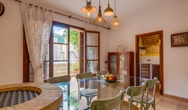 Un comedor con mesa y sillas y una chimenea.