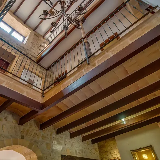 Mirando hacia el techo de un edificio