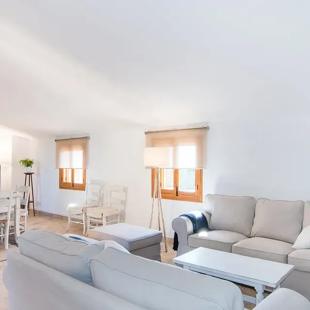 Una sala de estar con un sofá y una mesa de café.