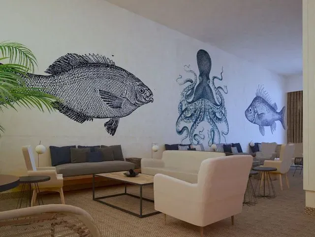 Una sala de estar con un sofá, sillas, mesa de café y un cuadro de peces en la pared.